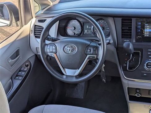 Used 2016 Toyota Sienna L image 15