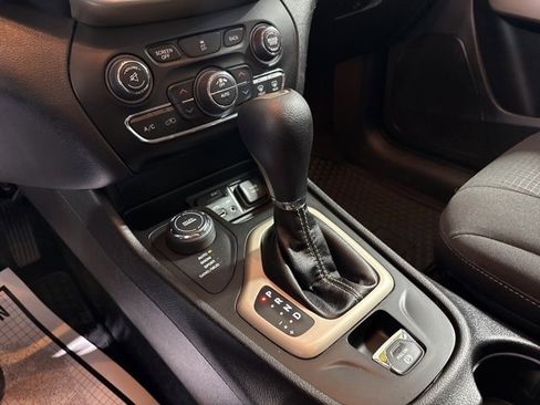 Used 2017 Jeep Cherokee Latitude w/ Comfort/Convenience Group image 19