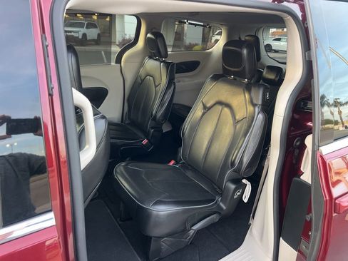 Used 2018 Chrysler Pacifica Limited image 27