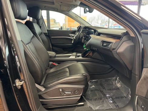 Used 2019 Audi e-tron Prestige w/ Prestige Package image 24