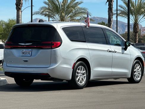 Used 2024 Chrysler Pacifica Touring image 4