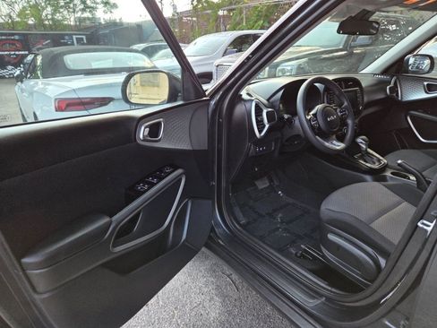 Used 2025 Kia Soul LX w/ LX Technology Package FWD image 7
