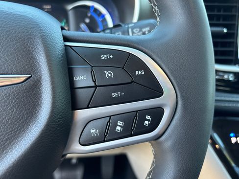 Used 2024 Chrysler Pacifica Limited FWD image 24