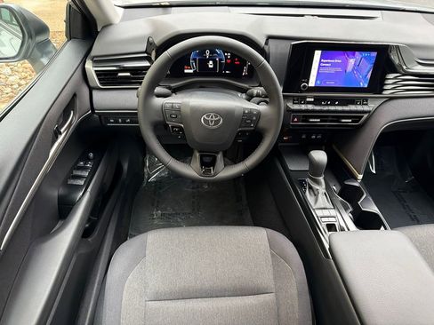 Used 2025 Toyota Camry LE w/ Convenience Package image 18