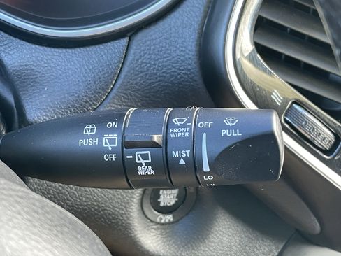 Used 2019 Jeep Cherokee Limited image 18