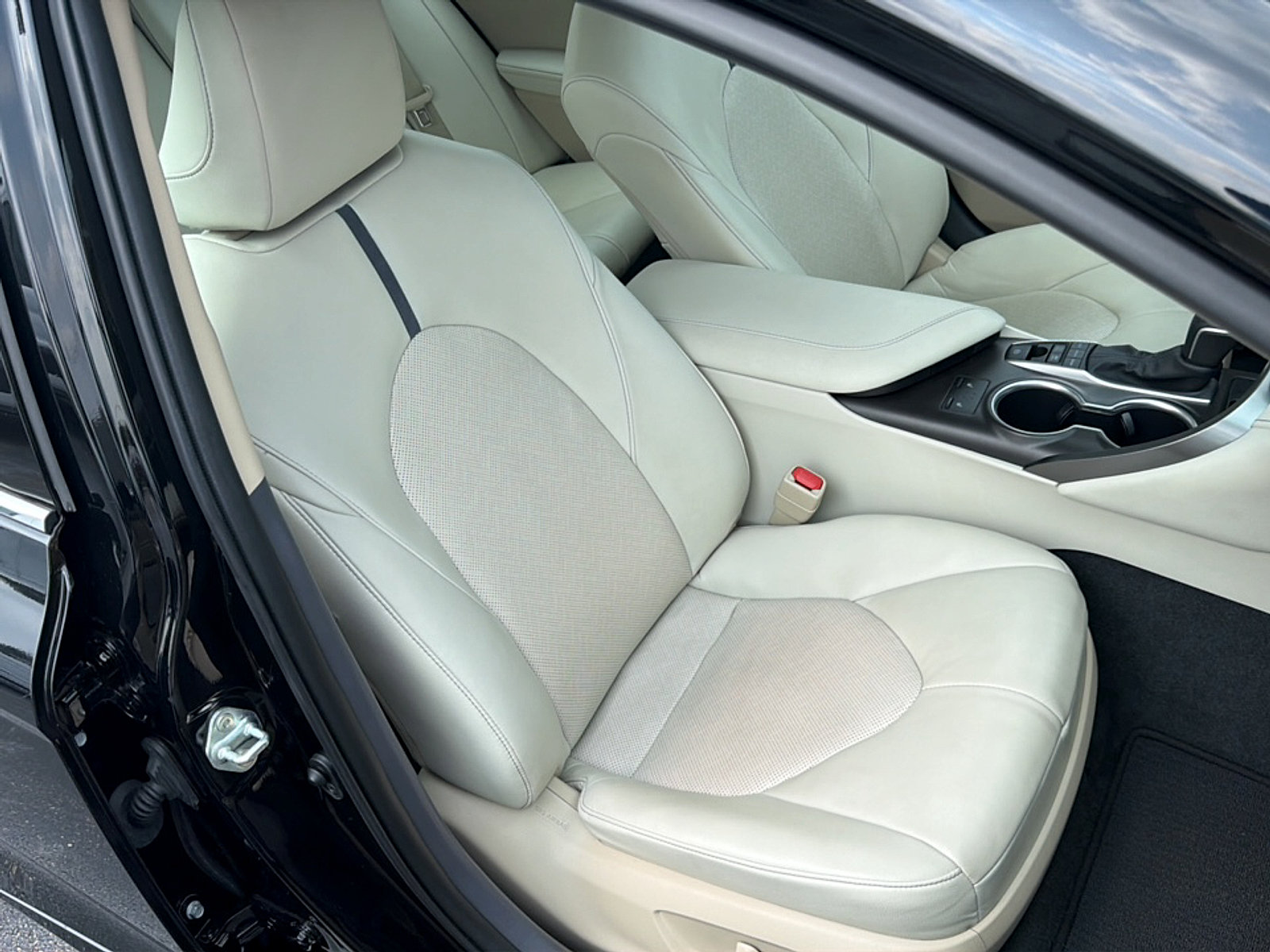 Used 2022 Toyota Camry XLE w/ Navigation Upgrade Package FWD image 9