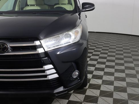 Used 2018 Toyota Highlander XLE image 15
