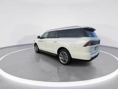New 2026 Lincoln Navigator L Premier AWD/4WD image 6