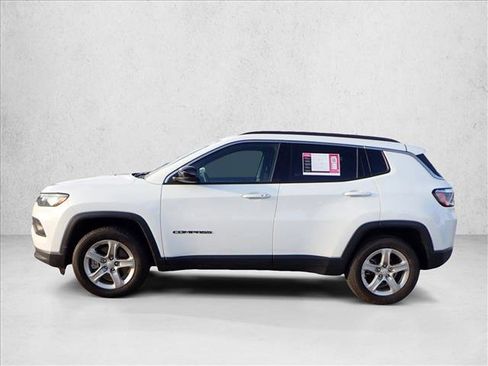 Used 2024 Jeep Compass Latitude image 2