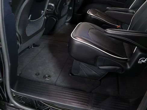 Used 2025 Chrysler Pacifica Limited FWD image 30