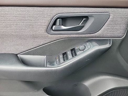 Used 2023 Nissan Rogue S image 13