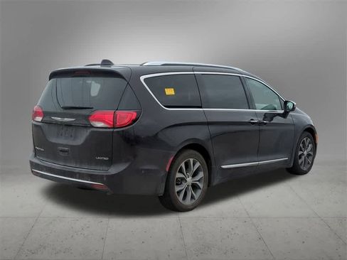 Used 2017 Chrysler Pacifica Limited image 6