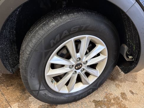 Used 2019 Kia Sorento LX image 12