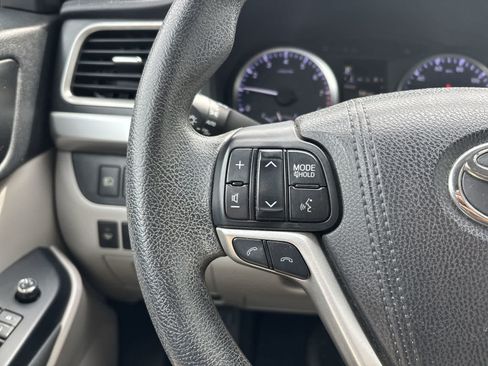 Used 2017 Toyota Highlander LE AWD/4WD image 8