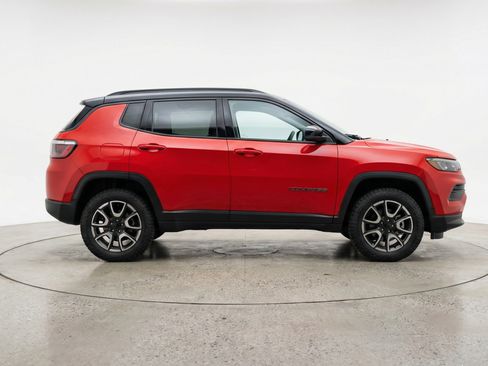 Used 2025 Jeep Compass Trailhawk image 11