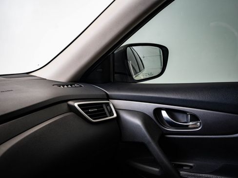 Used 2016 Nissan Rogue SV w/ SV Premium Package image 32