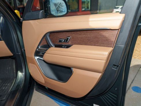 Used 2023 Land Rover Range Rover Long Wheelbase SE image 17