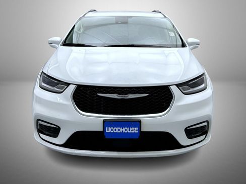 Used 2022 Chrysler Pacifica Touring-L FWD image 2