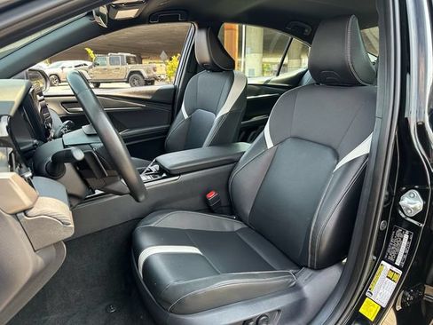 Used 2025 Toyota Camry SE FWD image 9