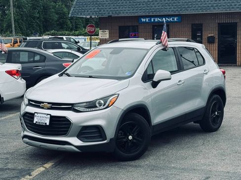 Used 2021 Chevrolet Trax LT FWD image 2