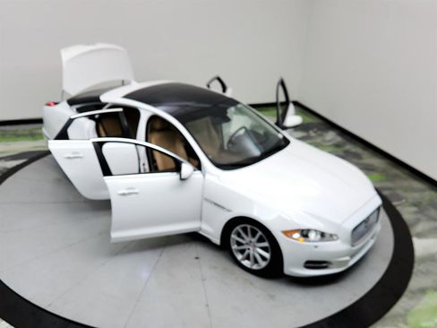 Used 2015 Jaguar XJ RWD image 38