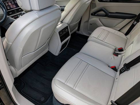 Used 2019 Porsche Cayenne S image 32