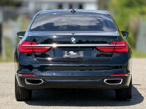 Used 2018 BMW 740i image 4