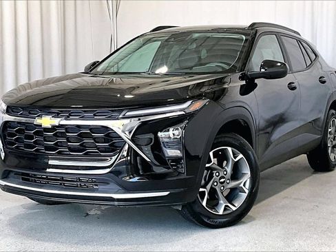 Used 2025 Chevrolet Trax LT FWD image 12