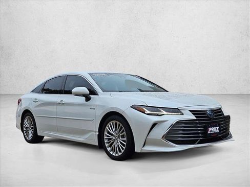 Used 2019 Toyota Avalon Limited image 3