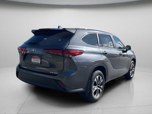 Used 2023 Toyota Highlander XLE image 4