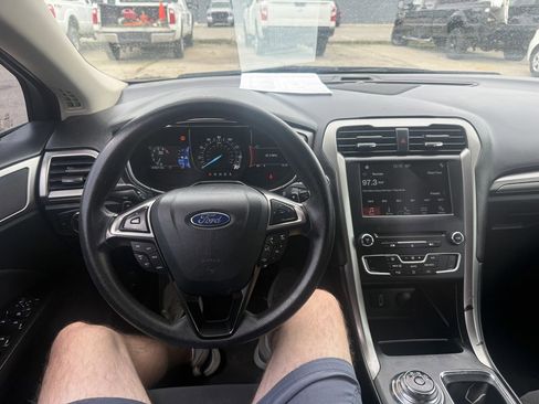 Used 2017 Ford Fusion SE w/ Fusion SE Technology Package FWD image 13