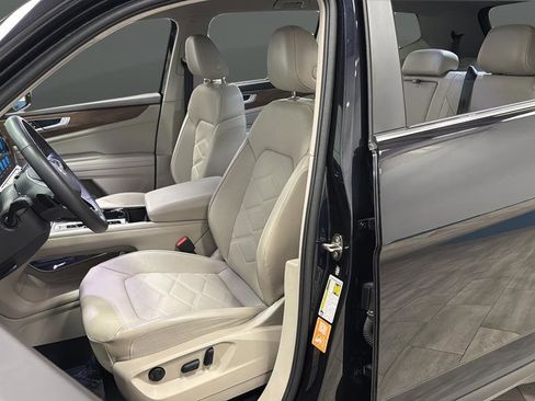 Used 2024 Volkswagen Atlas SE w/ Black Wheel Package image 9