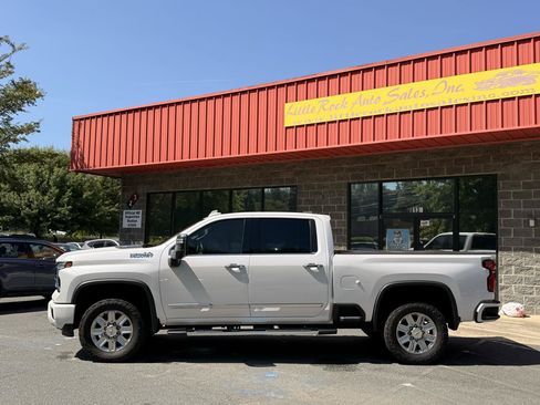 Used 2024 Chevrolet Silverado 2500 High Country w/ Technology Package AWD/4WD image 2