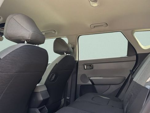 Used 2027 Kia Seltos LX FWD image 16