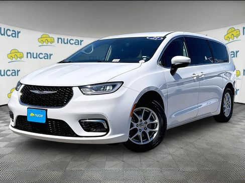 Used 2023 Chrysler Pacifica Touring-L FWD image 3