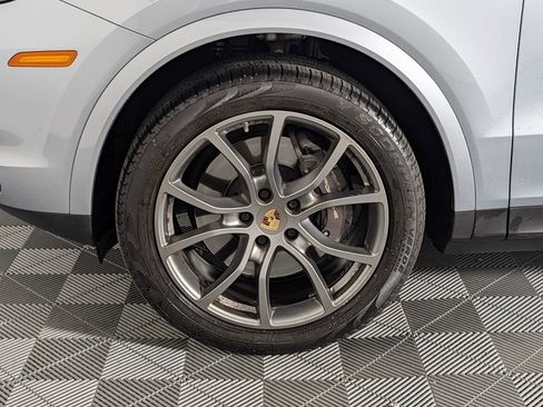Certified 2023 Porsche Cayenne Platinum Edition image 11