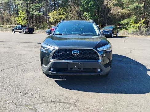 Used 2025 Toyota Corolla Cross XLE AWD/4WD image 3