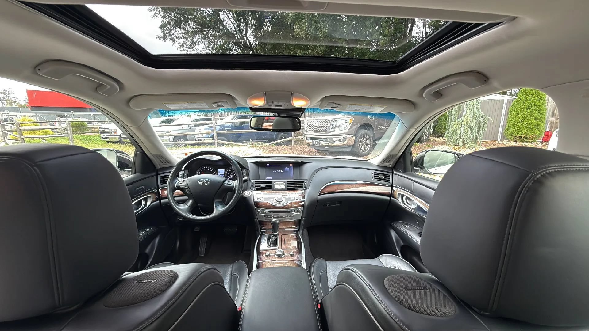 Used 2015 INFINITI Q70 3.7 w/ Deluxe Touring Package AWD/4WD image 37