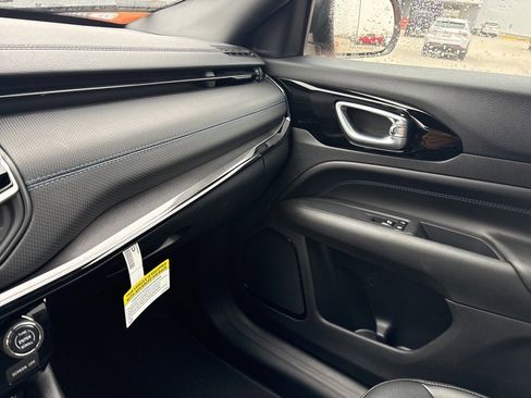 New 2026 Jeep Compass Latitude image 17