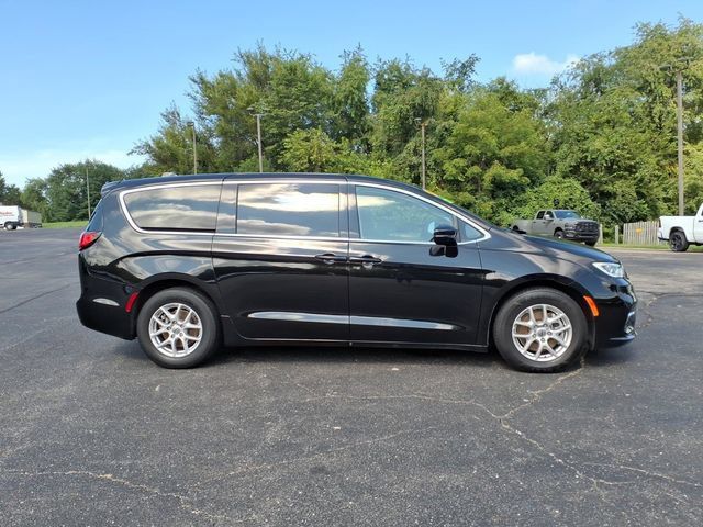 Certified 2024 Chrysler Pacifica Touring-L FWD image 8