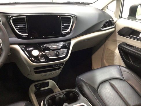 Used 2023 Chrysler Pacifica Touring-L FWD image 38