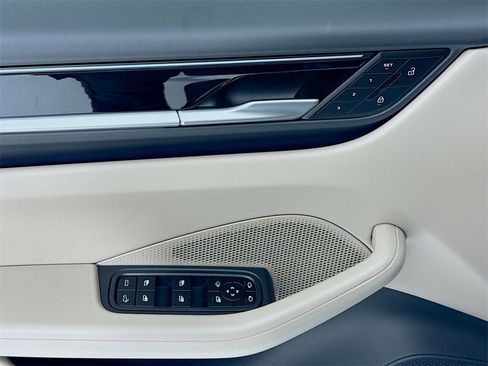 Used 2025 Porsche Macan 4 Electric image 11