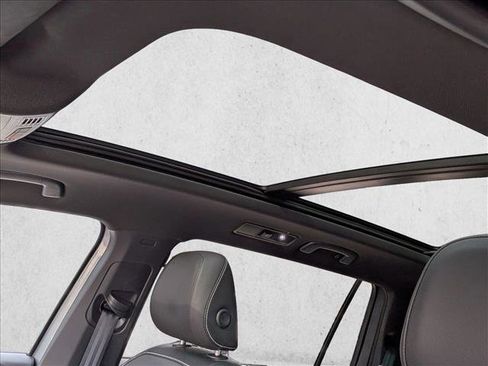 Used 2023 Volkswagen Tiguan SE R-Line image 12