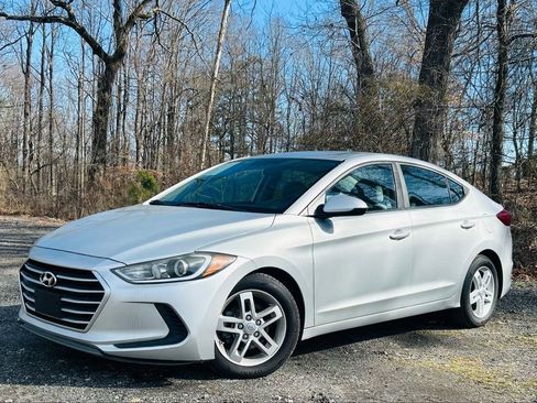 Used 2017 Hyundai Elantra SE image 2