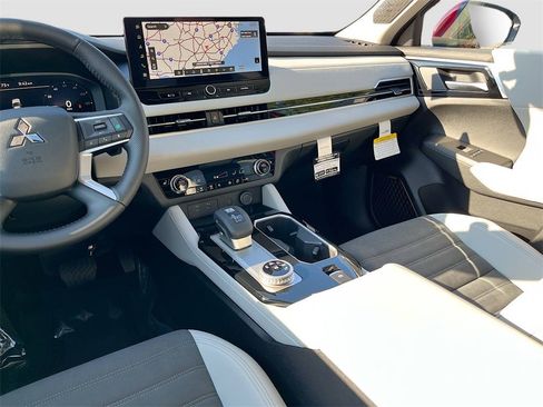 New 2025 Mitsubishi Outlander SE image 25