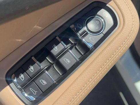 Used 2024 Porsche Macan AWD/4WD image 21