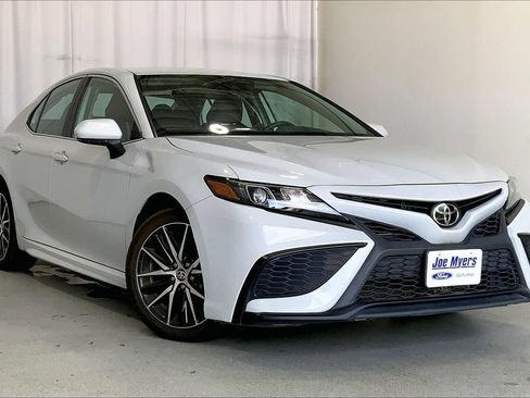 Used 2024 Toyota Camry SE FWD image 1