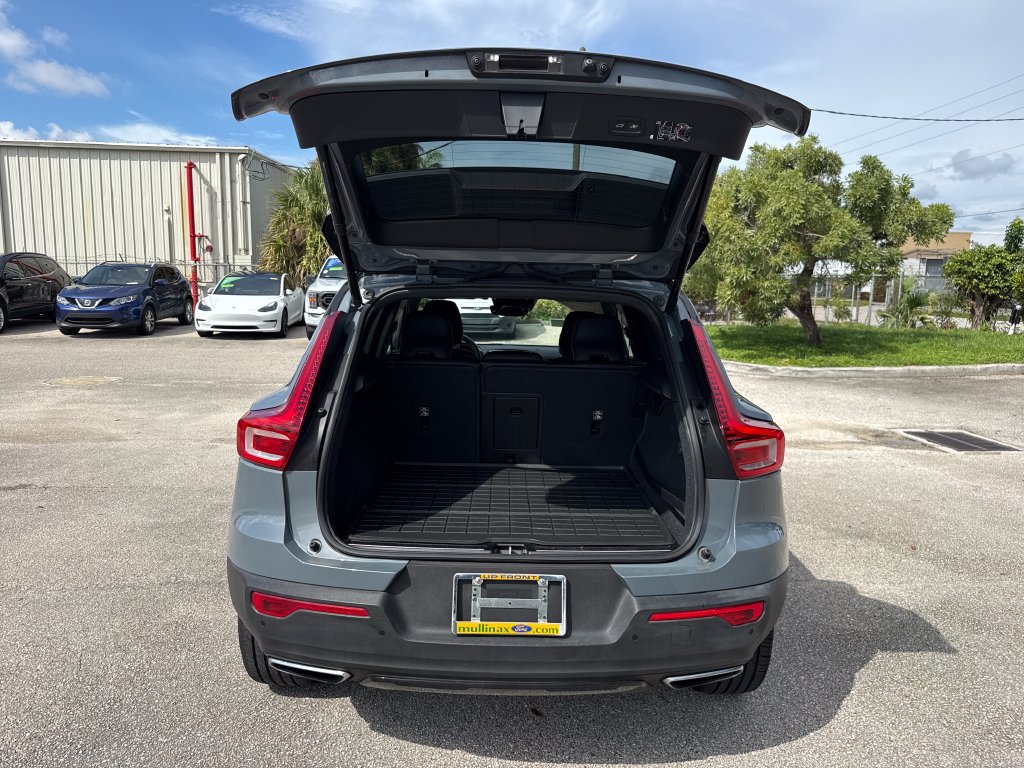 Used 2020 Volvo XC40 T4 R-Design FWD image 27