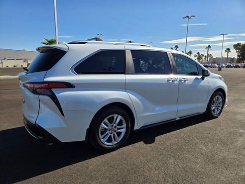 Used 2025 Toyota Sienna Limited image 4