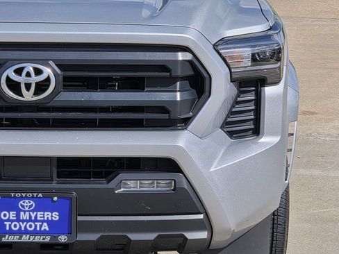 Used 2025 Toyota Tacoma SR5 AWD/4WD image 4